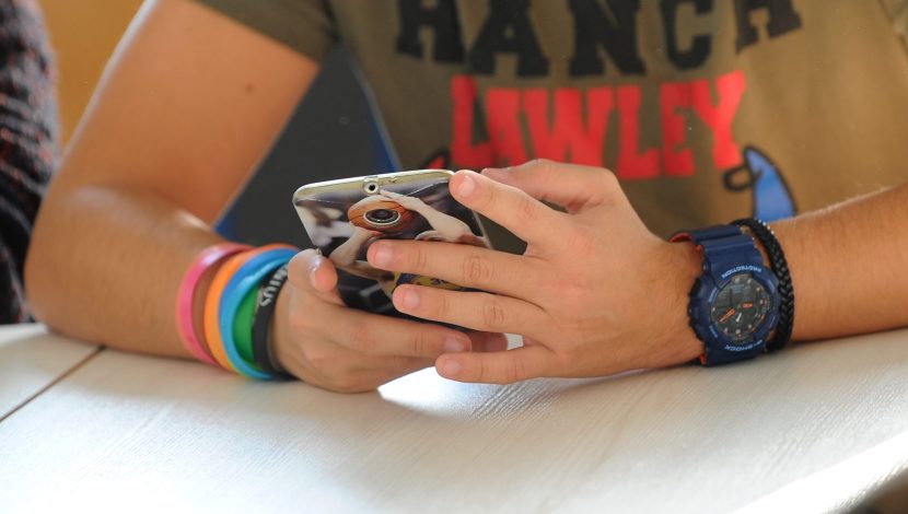 Ragazzo a scuola con smartphone