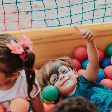 bambini che giocano nella vasca delle palline