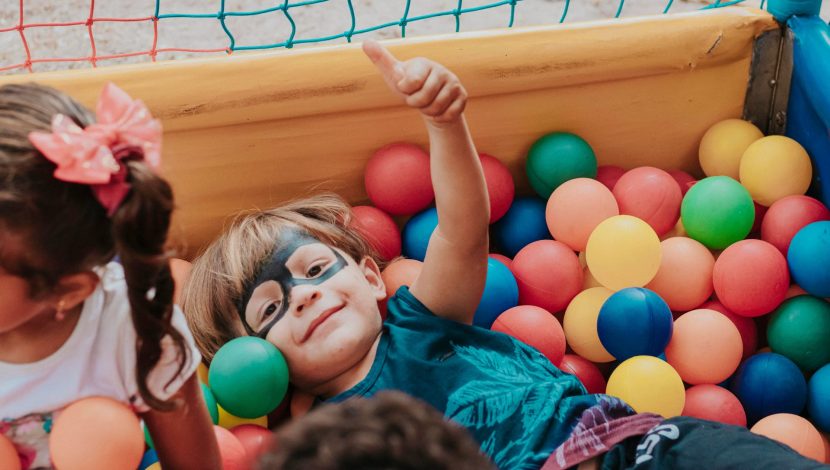 bambini che giocano nella vasca delle palline