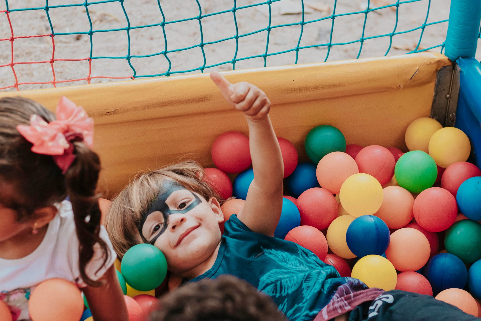 bambini che giocano nella vasca delle palline