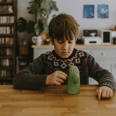 bambino con salvadanaio