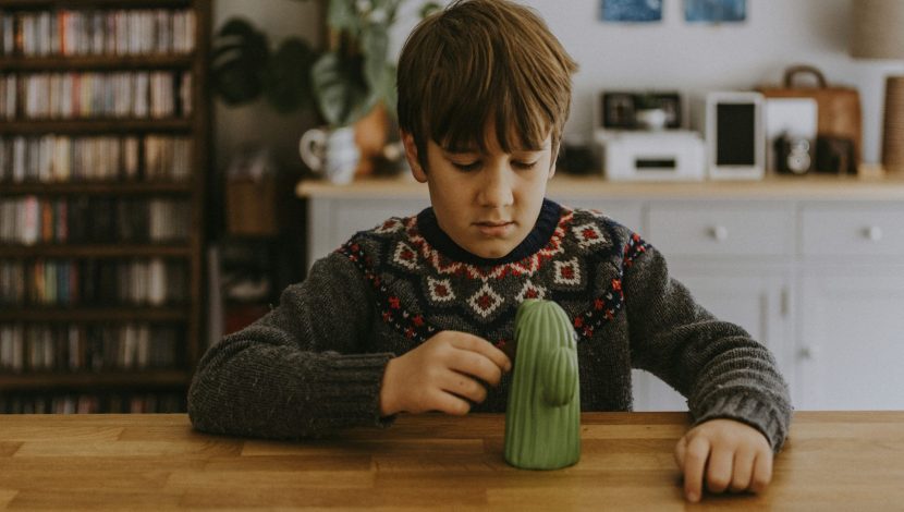 bambino con salvadanaio