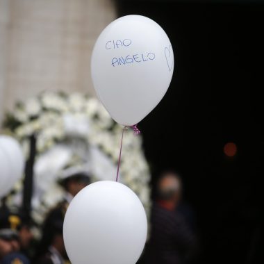 palloncini bianchi al funerale di una donna vittima di femminicidio