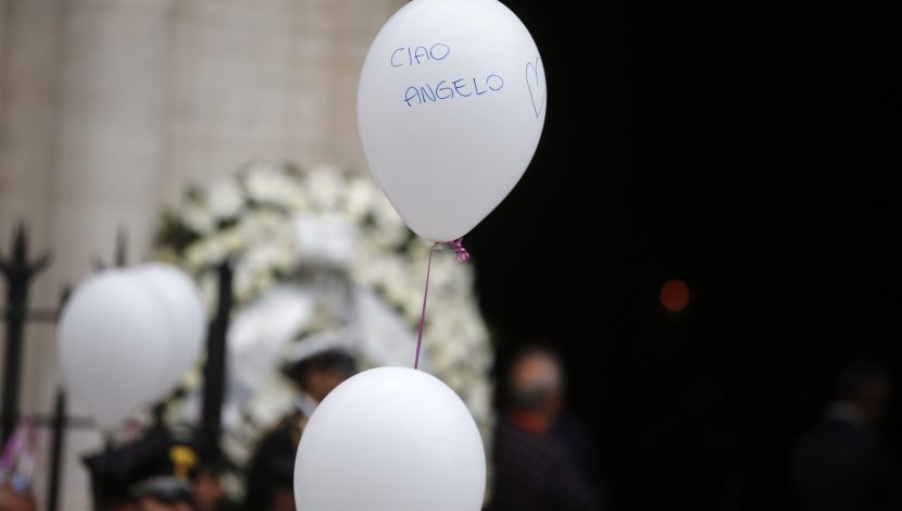 palloncini bianchi al funerale di una donna vittima di femminicidio