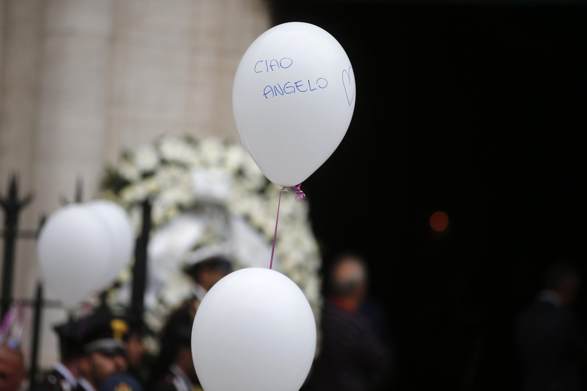 palloncini bianchi al funerale di una donna vittima di femminicidio