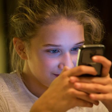 ragazza con smartphone