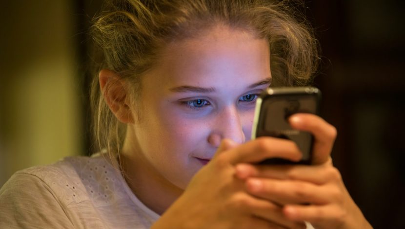 ragazza con smartphone