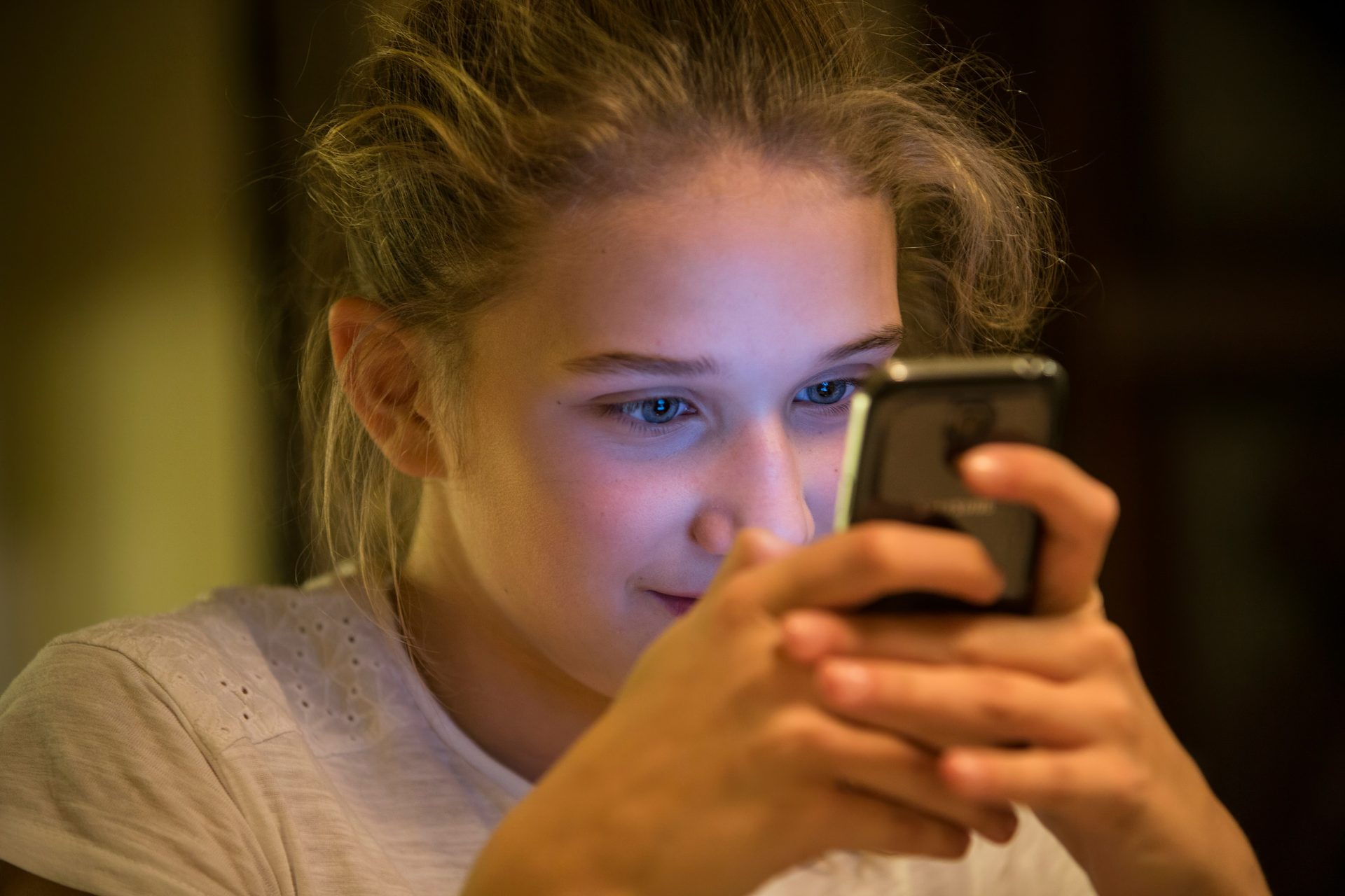 ragazza con smartphone