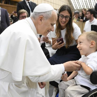 Papa Leone con un bambino con disabilità