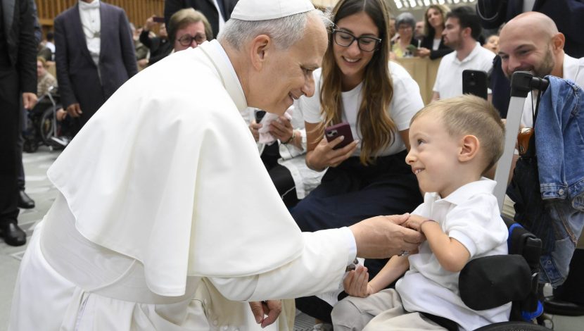 Papa Leone con un bambino con disabilità