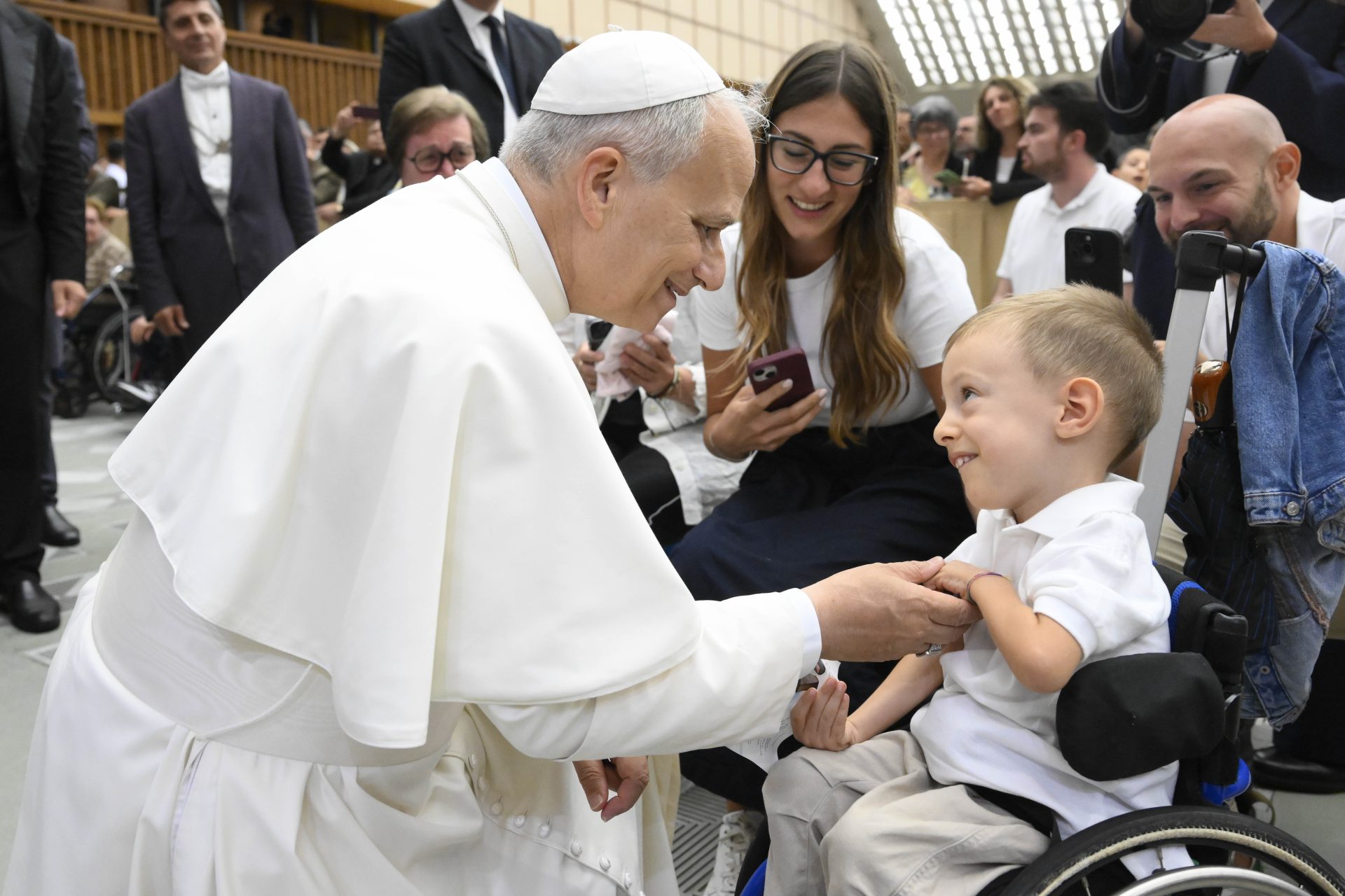Papa Leone con un bambino con disabilità