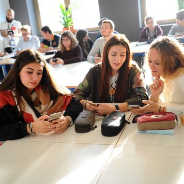 ragazzi in aula con il cellulare
