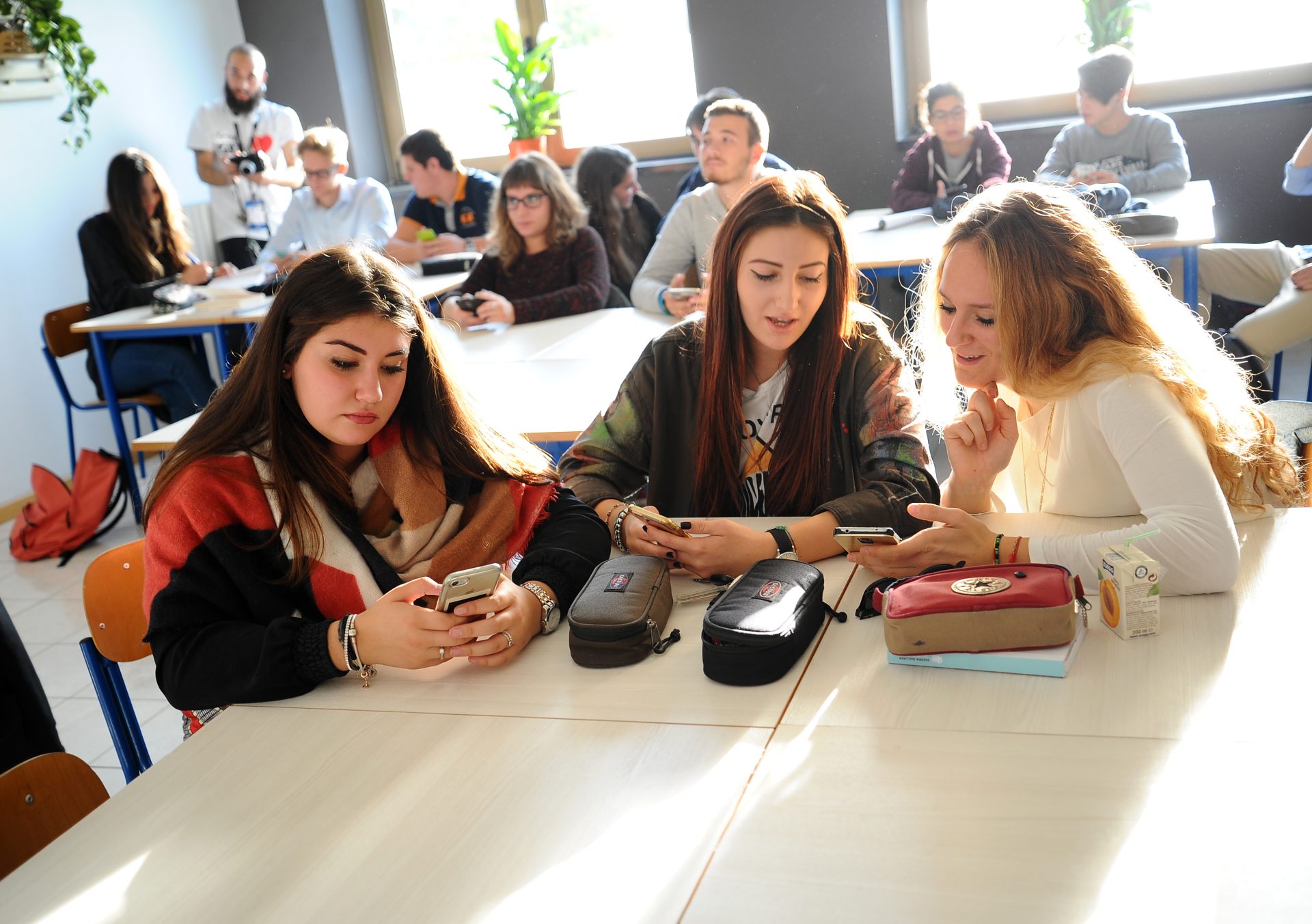 ragazzi in aula con il cellulare