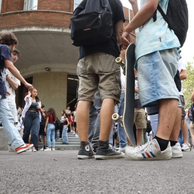 ragazzi fuori da scuola
