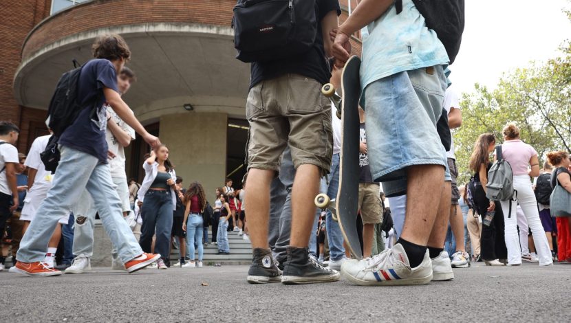 ragazzi fuori da scuola
