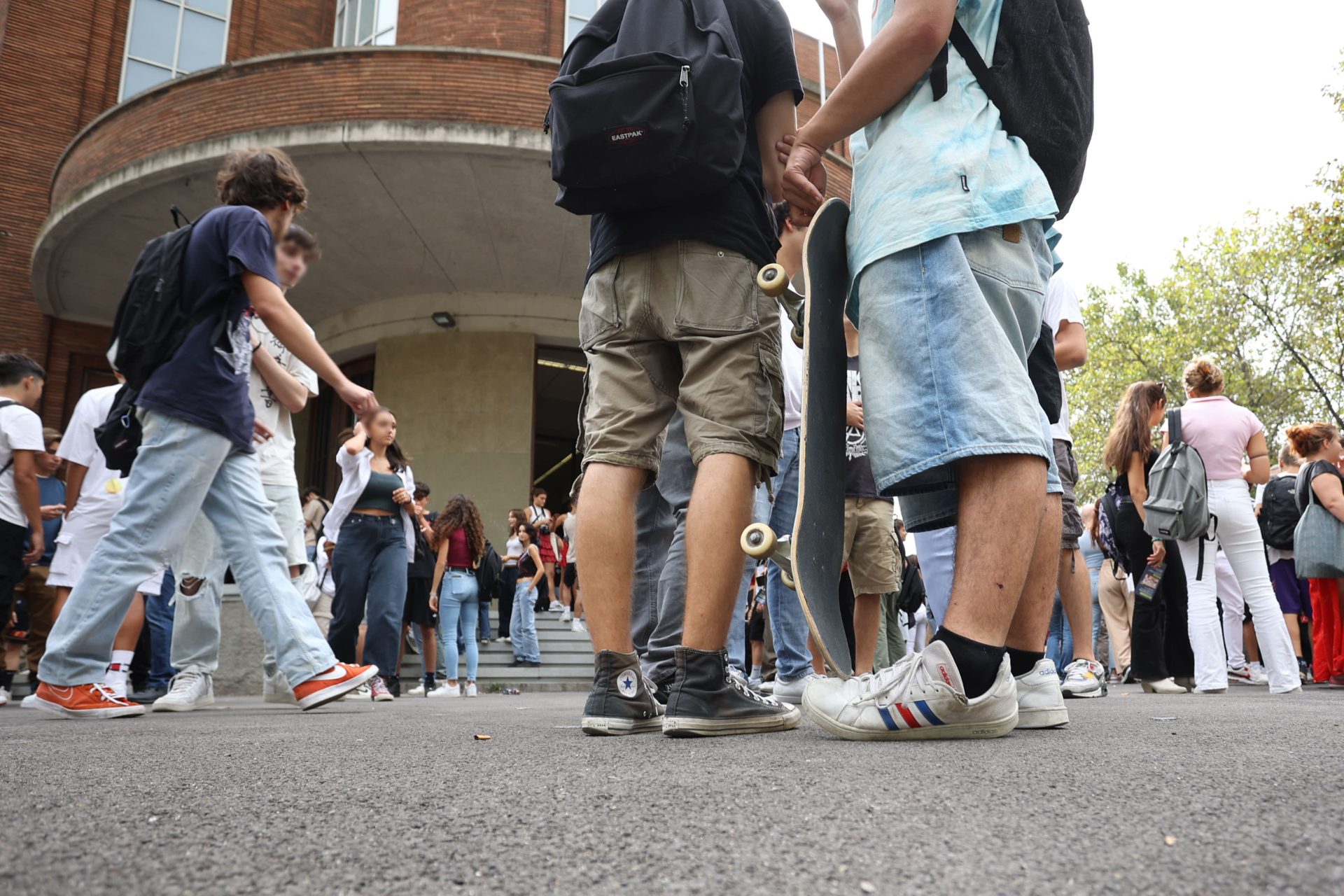 ragazzi fuori da scuola