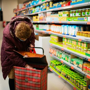 anziana che fa la spesa al supermercato