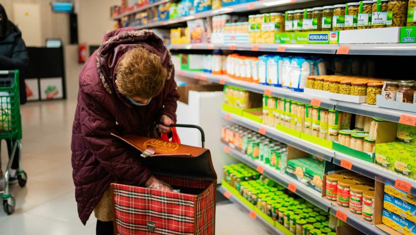anziana che fa la spesa al supermercato