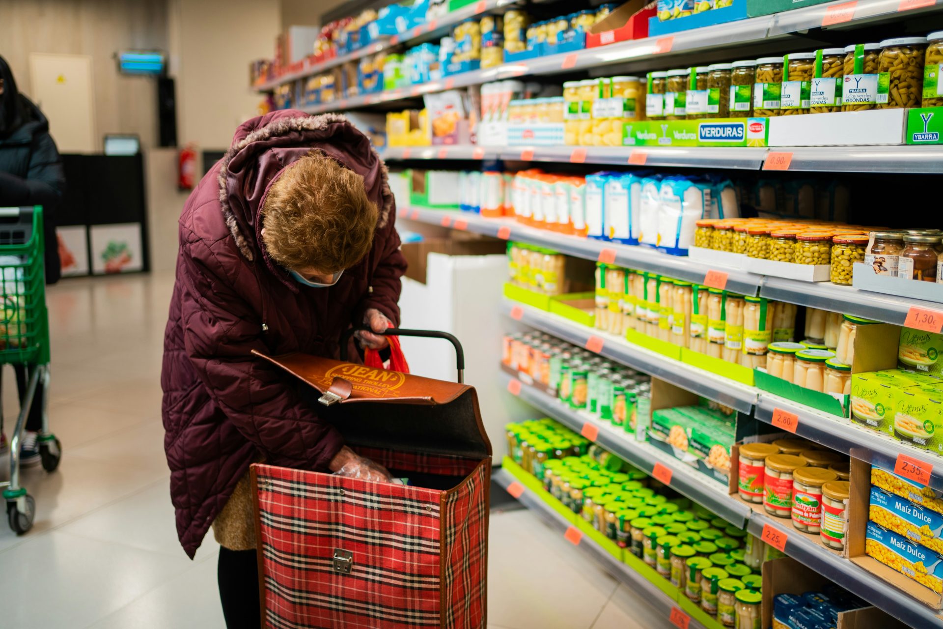 anziana che fa la spesa al supermercato